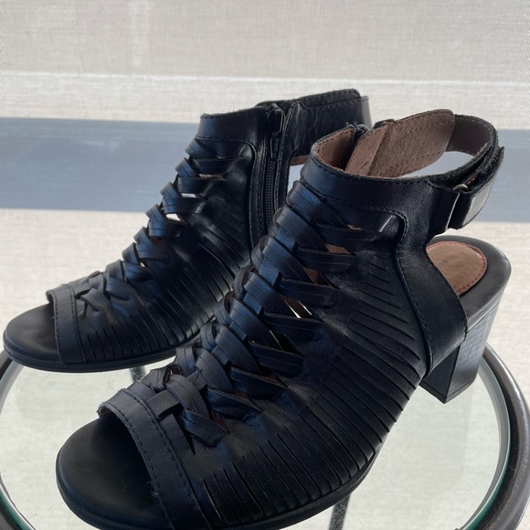 Rockport gladiator black leather sandals/heels in great used condition. Size 7US - Picture 3 of 10